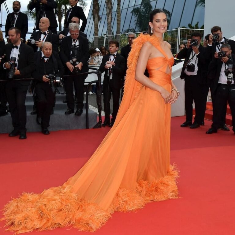 ساره سمبايو في فستان باللون البرتقالي من زهير مراد2079641570.jpg